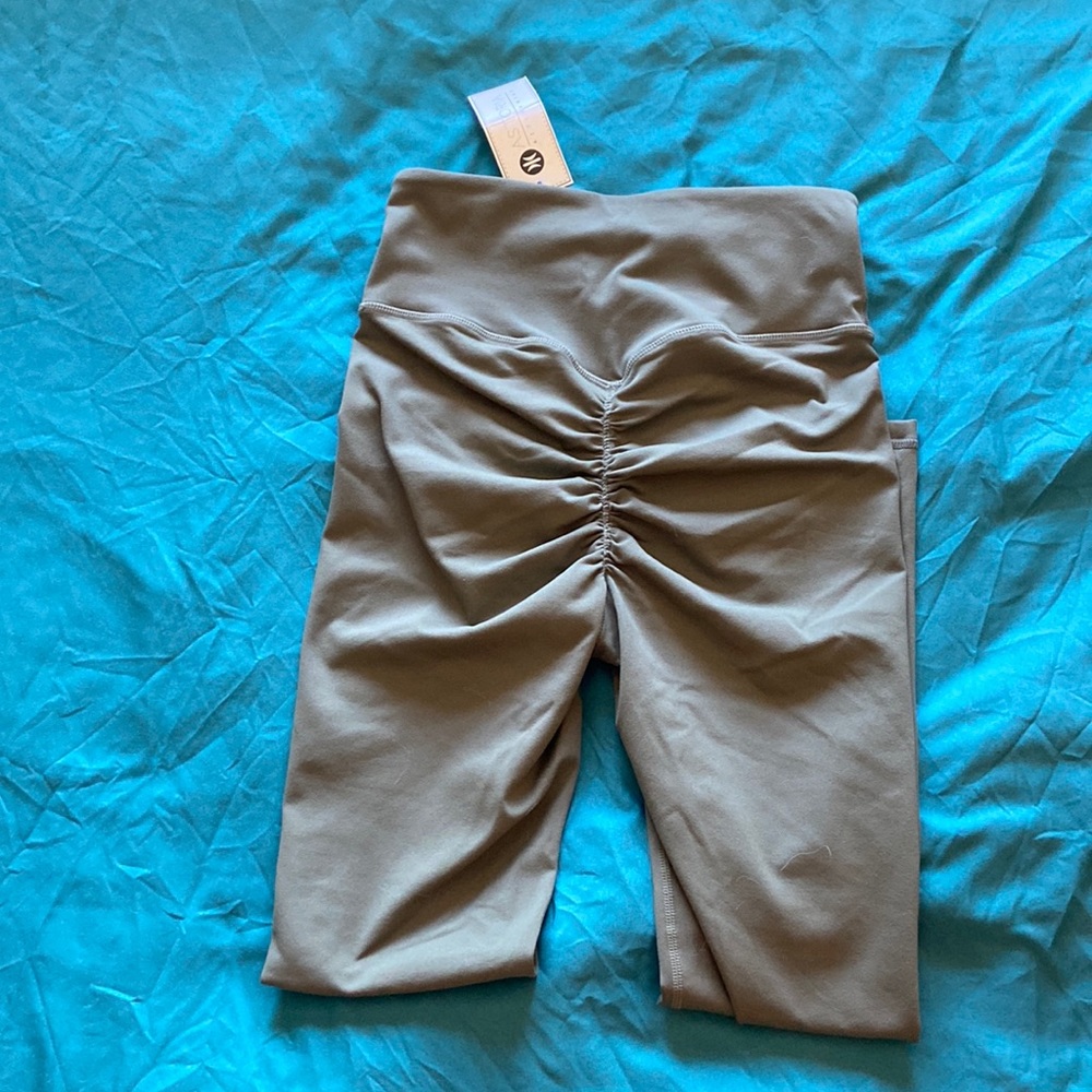 Astoria scrunch butt leggings